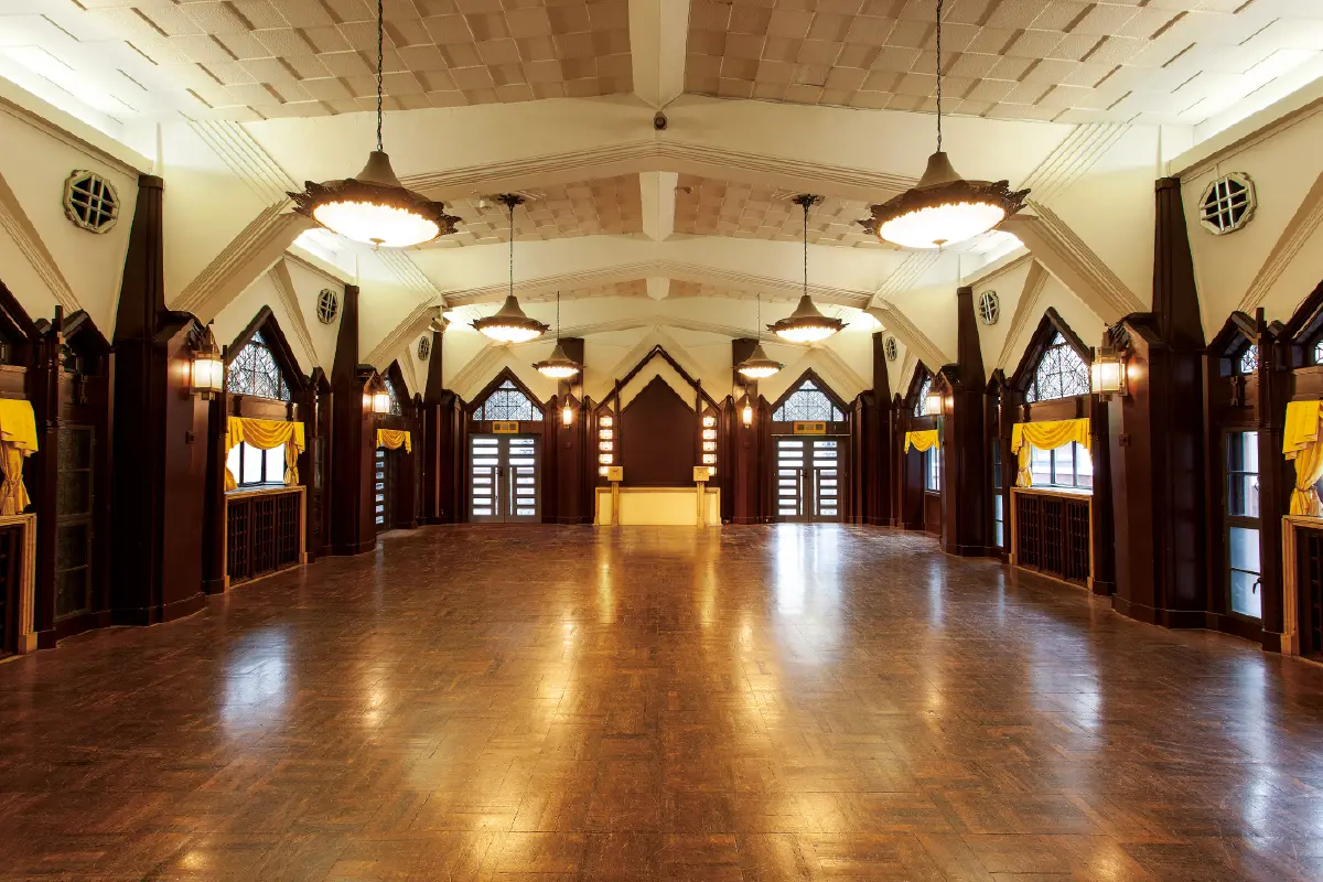 【銀座ライオンビル】甲斐みのりさんと「名建築でランチを」クラシックホールで特別ランチ