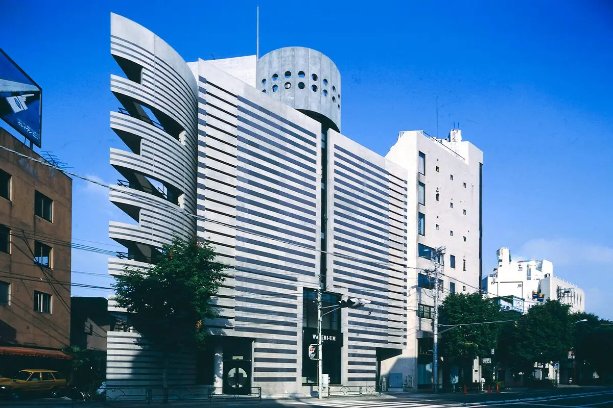 【ワタリウム美術館】展覧会場から屋上・バックヤードまで、建築とアートを味わう特製和菓子付きツアー