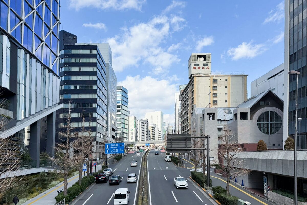 【渋谷】青山通りの裏に潜むアーバンスモールビル群を、建築ジャーナリストと味わう坂みち散歩